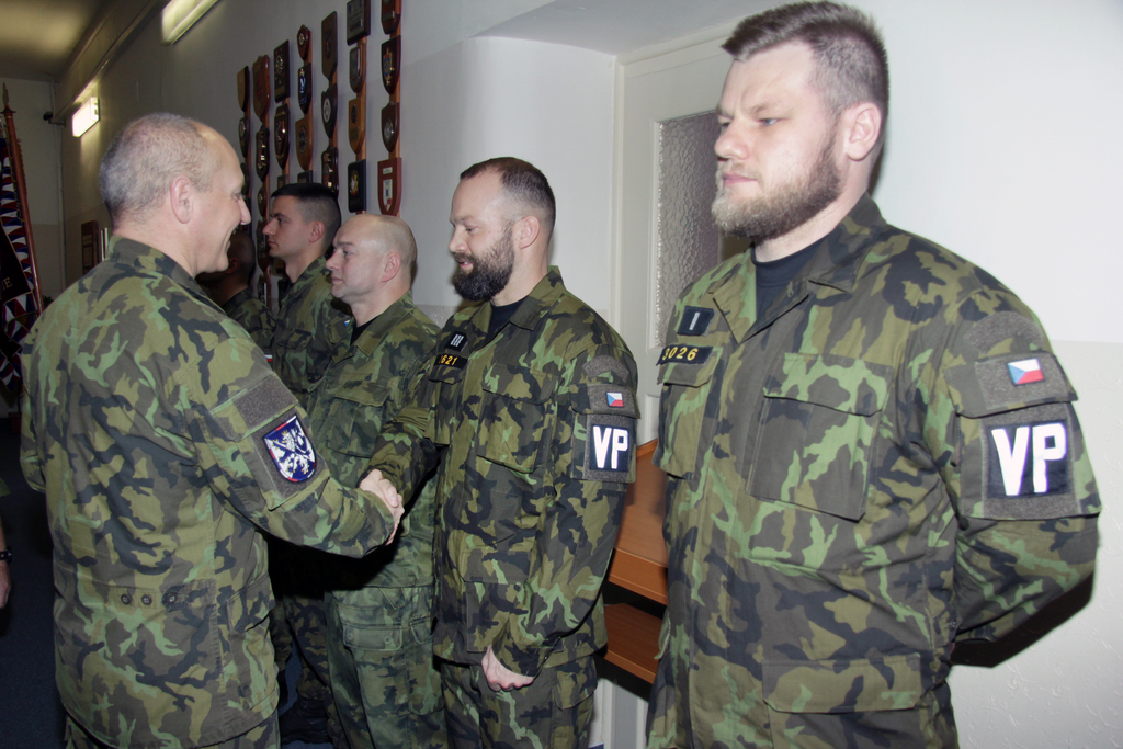 Náčelník Vojenské policie blahopřeje oceňovaným vojenským policistům.