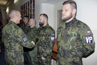 Náčelník Vojenské policie blahopřeje oceňovaným vojenským policistům.