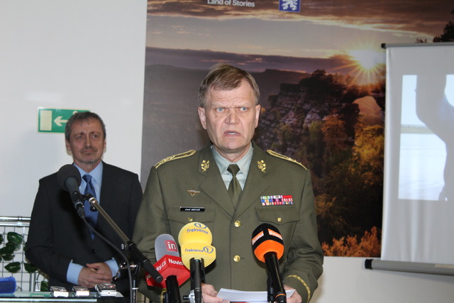 NGŠ AČR genpor. Josef Bečvář uvedl, že ve Kbelích bude připraven pro ECMO tým jeden vrtulník