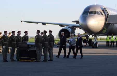 Ministryně obrany Karla Šlechtová položila na rakev s ostatky kardinála Berana červenou růži