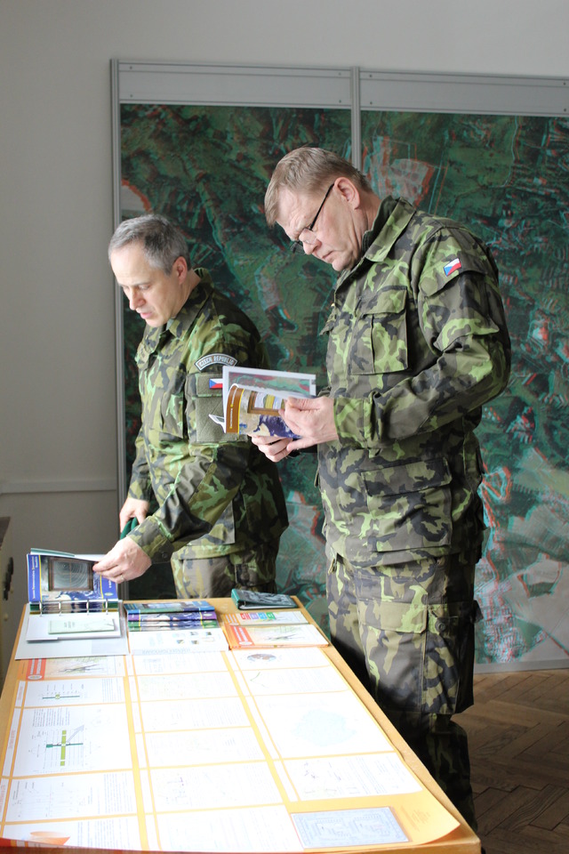 Dobruška: Generál Bečvář si prohlíží další produkty z výroby dobrušského zařízení.