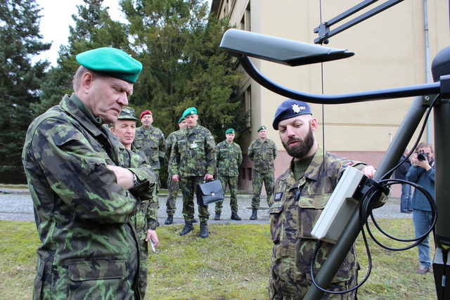 Dobruška: Generál Bečvář se seznámil s vybavením pro meteorologické zabezpečení. 