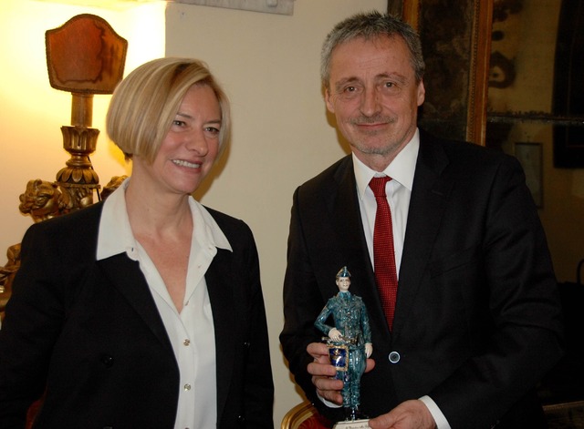 Ministr obrany Martin Stropnický s darem od italské kolegyně