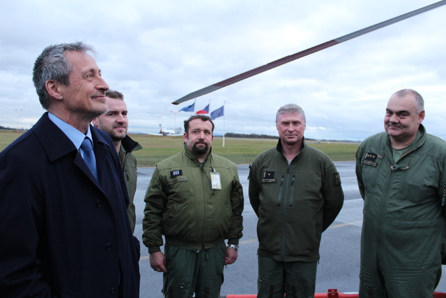 Ministr obrany Martin Stropnický pohovořil s členy armádních záchranářů