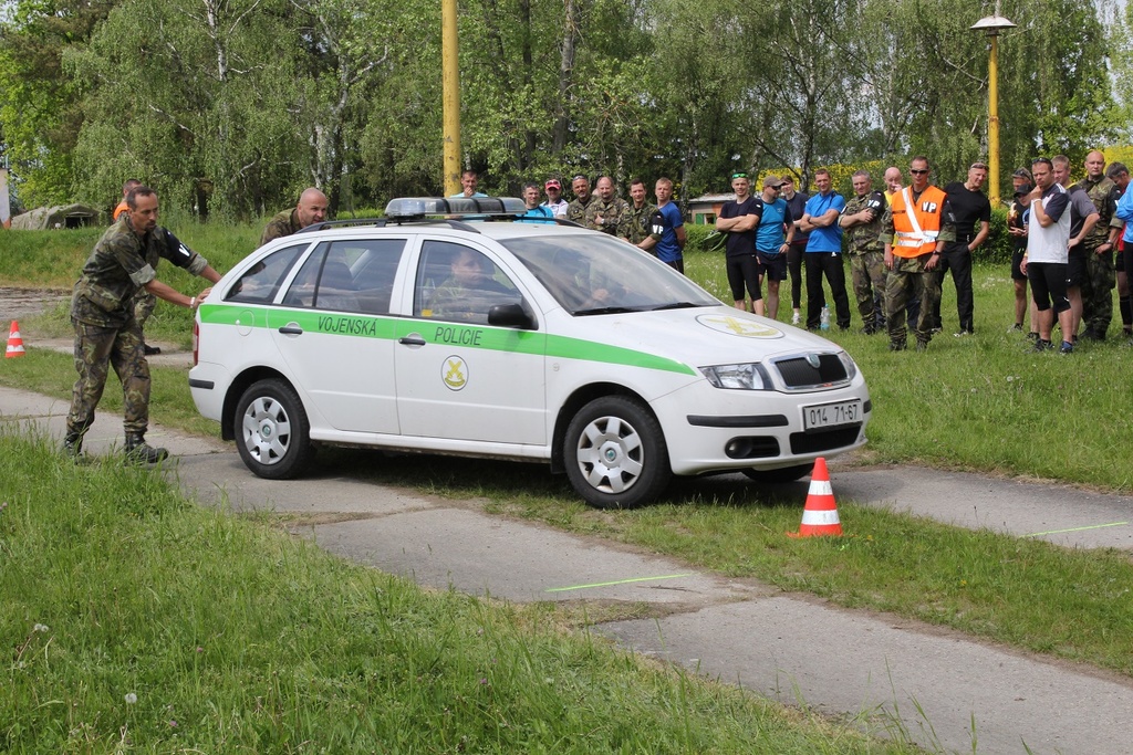 Vozidlo muselo projet mezi kužely, objet kruhový objezd a vrátit se zpátky