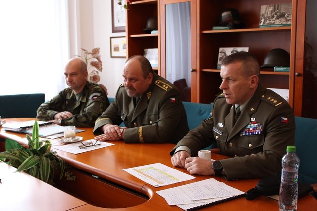 Předání a převzetí funkce byl přítomen velitel Pozemních sil AČR generálmajor Ján Gurník.