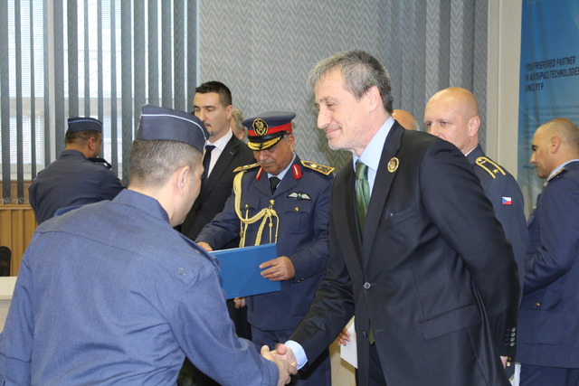 Ministr obrany Martin Stropnický předává certifikát jednomu z iráckých pilotů