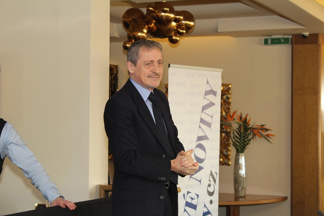 Ministr obrany Martin Stropnický před zahájením besedy v hotelu InterContintental Prague