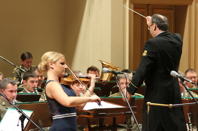 Instrumentální sólistka - houslistka Veronika Panochová - přispěla ke slavnostní atmosféře koncertu pro válečné veterány v pražském Rudolfinu