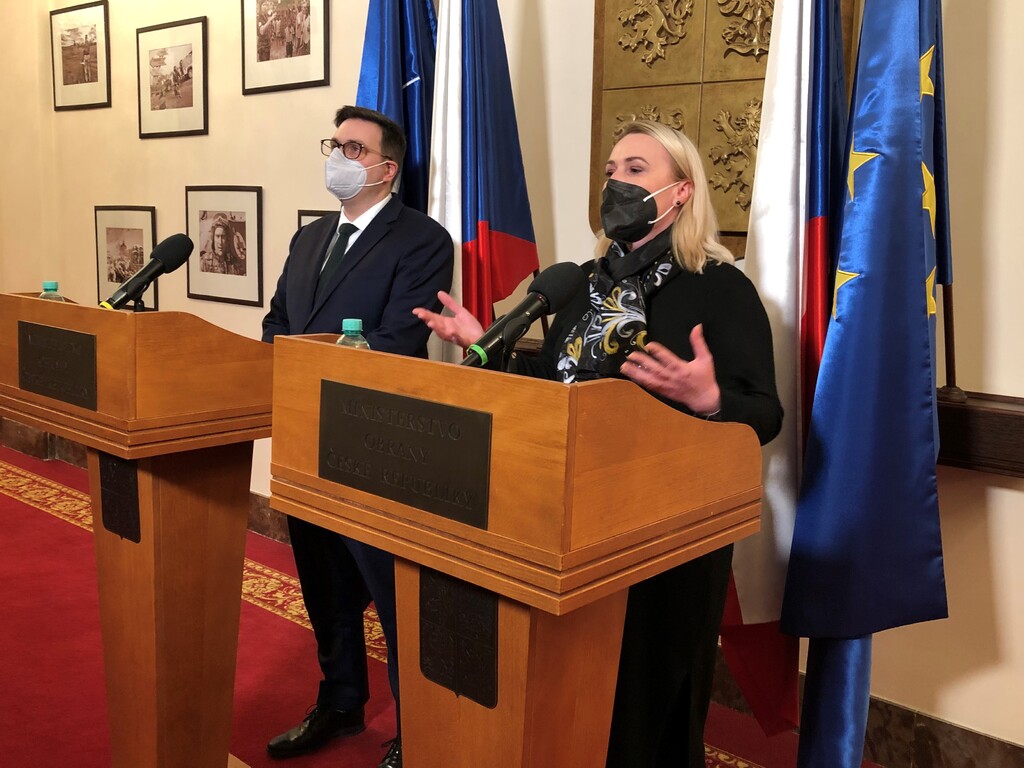 Ministryně obrany a ministr zahraničí na společné tiskové konferenci