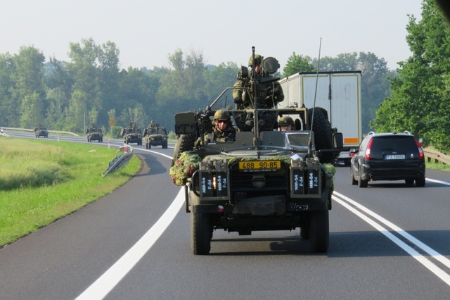 Kolona českých Kajmanů na přesunu z letiště Babi Most