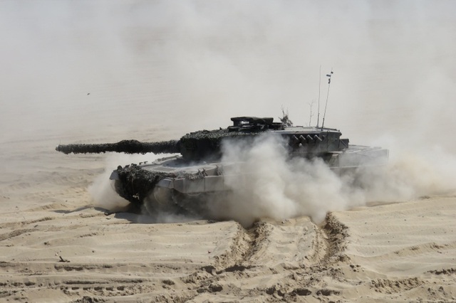 Tank Leopard za jízdy v písku