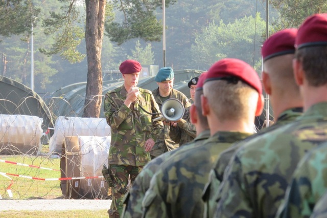 Brigádní generál Kees Matthijssen hovoří k vojákům