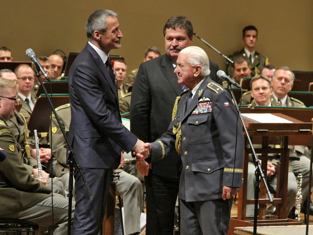 Ministr obrany Martin Stropnický se pozdravil s válečným veteránem, příslušníkem britské RAF, brigádním generálem Emilem Bočkem, místopředsedou ČsOL, a s předsedou Československé obce legionářské Pavlem Budinským, účastníkem mise v Kuvajtu