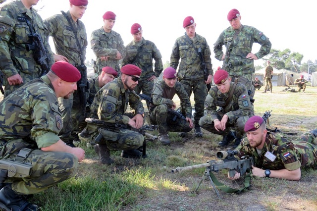 Čeští výsadkáři si prohlíží zbraně svých kolegů
