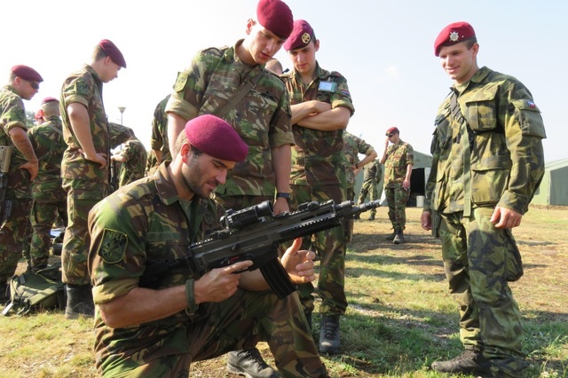 České BRENy v rukách nizozemských výsadkářů  