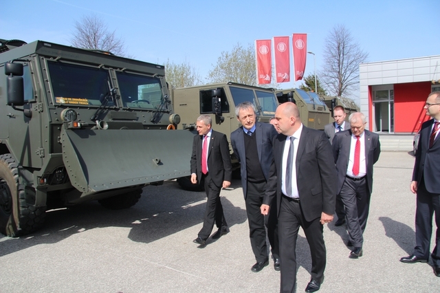 Ředitel podniku TATRA TRUCKS představuje ministru obrany Martinu Stropnickému produkci v oblasti armádní techniky