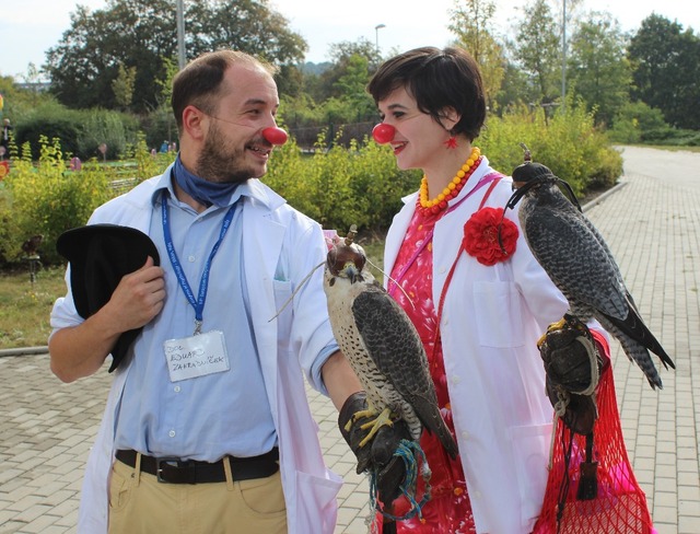 Stanoviště ornitologů navštívili zdravotní klauni