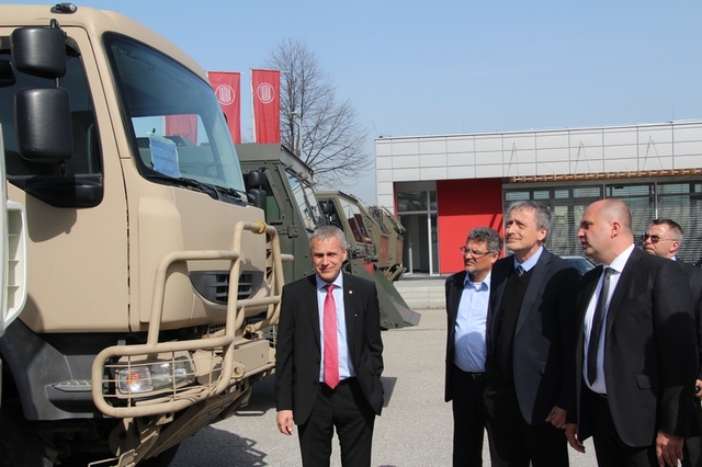 Předseda představenstva Petr Rusek ( vlevo) a ministr obrany Martin Stropnický