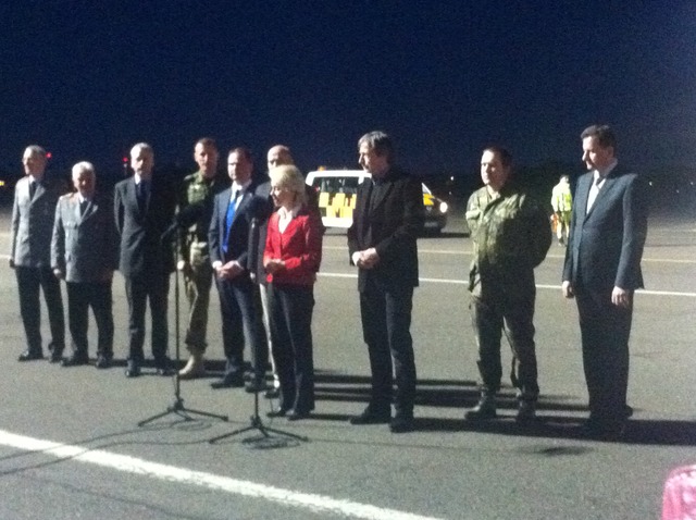 Brífink ministrů obrany na berlínském letišti

