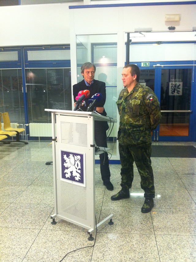 Podplukovník Přerovský s ministrem obrany Martinem Stropnickým po příletu do Prahy

