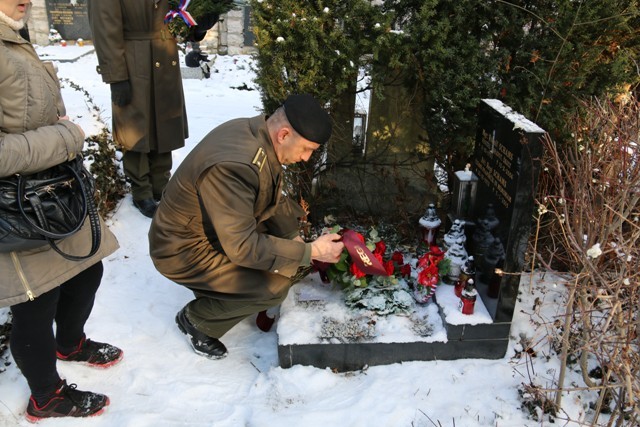 Náčelník VP brigádní generál Pavel Kříž pokládá květiny k hrobu