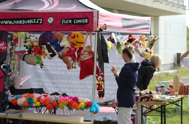 Děti měnily fiktivní peníze za dárečky