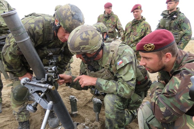 čeští vojáci se seznamují s minometem L16A1