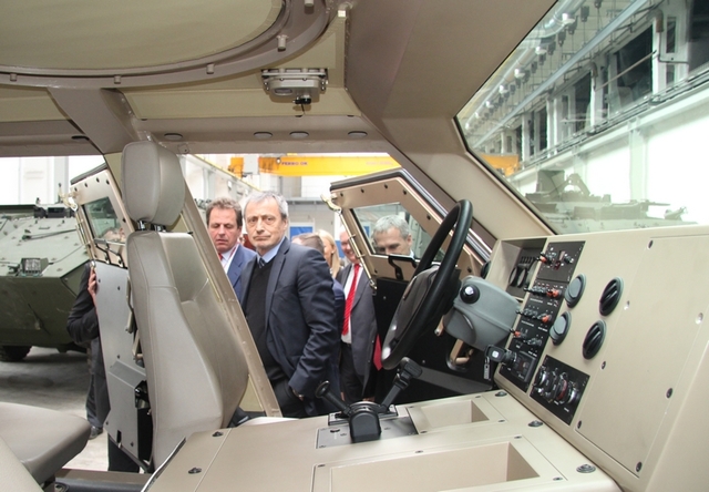 Ministr Stropnický si prohlíží prototyp nového čtyřdveřového obrněného vozidla 