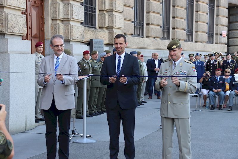 Slavnostní přestřižení pásky při zahájení výstavy