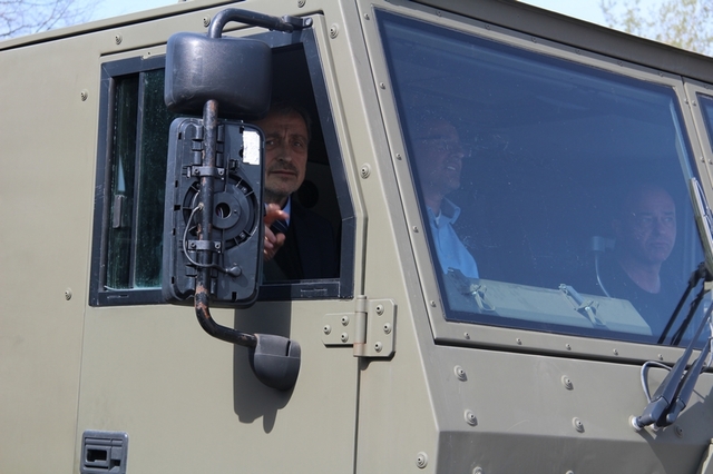 Jízdu v jednom z vozů si ministr vyzkoušel i na místním testovacím polygonu