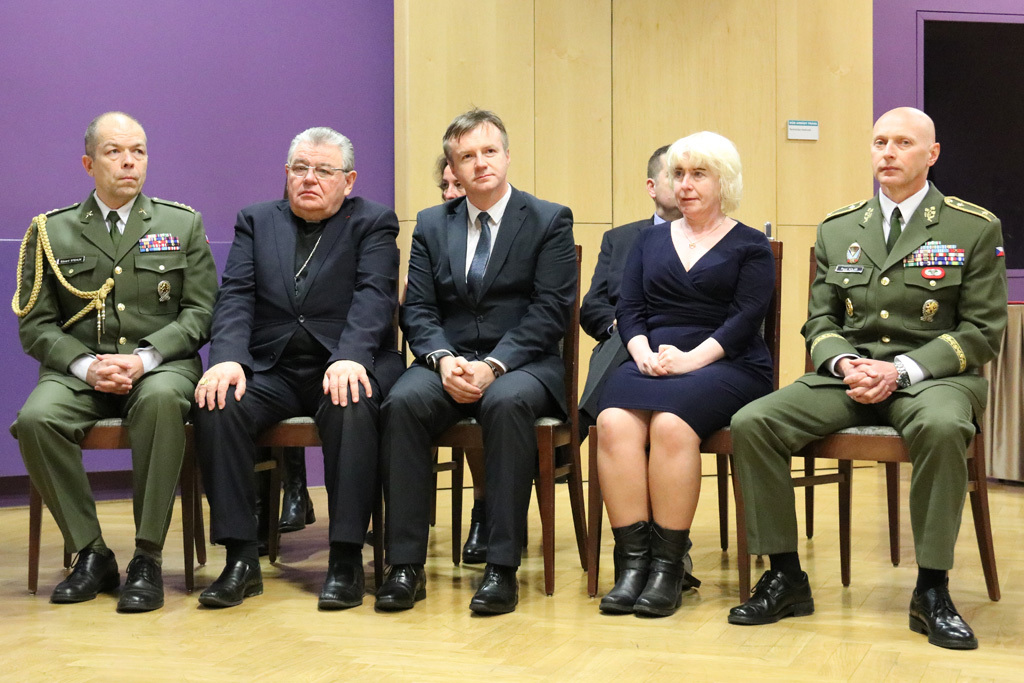 Čestní hosté ředitel Ředitelství speciálních sil MO brigádní generál Pavel Kolář, ředitel odboru pro válečné veterány plukovník gšt. Eduard Stehlík, arcibiskup pražský Dominik kardinál Duka a další.
