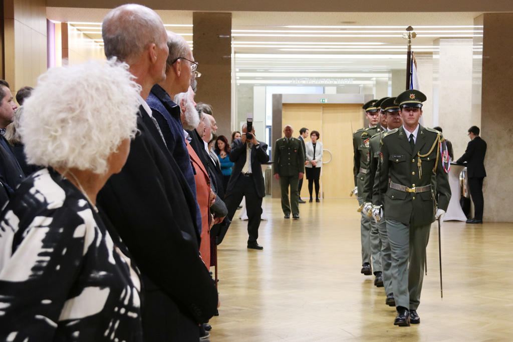 Ceremoniál zahájila Ústřední hudba Armády České republiky Husitským chorálem a vojáci Čestné stráže AČR za jeho tónů přinesli státní vlajku