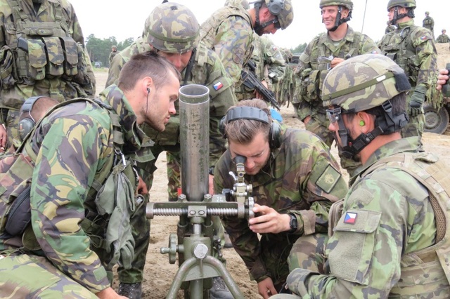čeští vojáci vysvětlují obsluhu minometu vz.52 svým nizozemským kolegům