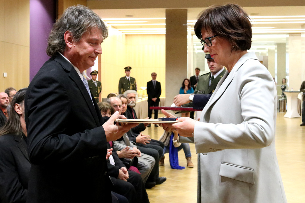 Účastníci třetího odboje, kterým pamětní dekret a odznak předává náměstkyně ministra obrany Alena Netolická