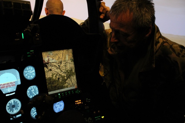 Ministr Stropnický navštívil výcvikové centrum pilotů vrtulníků