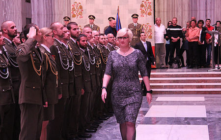 Příchodem ministryně obrany je zahájen slavnostní ceremoniál