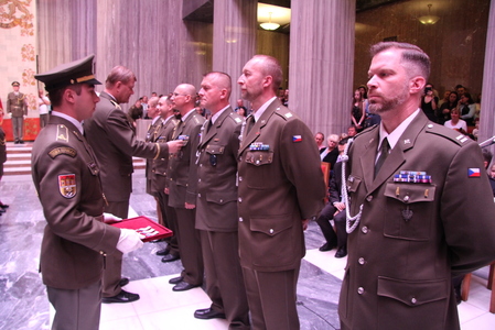 Čestný odznak Za zásluhy udělil NGŠ arm. gen. Bečvář šesti vojákům