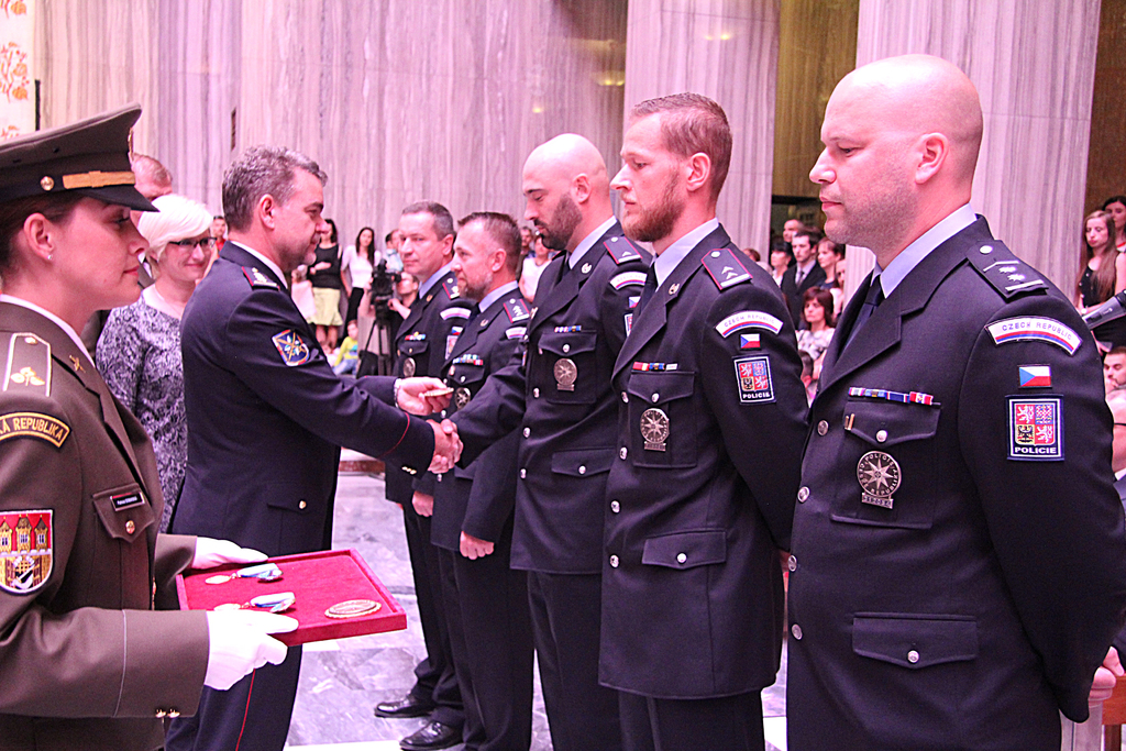 Medaile za službu v zahraničí a odznak a plaketu, kterou dostávají policisté ČR, předal náměstek  policejního prezidenta plk. Jaroslav Wild