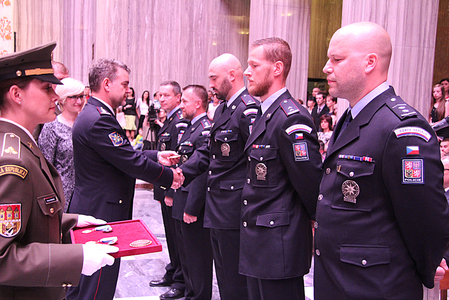 Medaile za službu v zahraničí a odznak a plaketu, kterou dostávají policisté ČR, předal náměstek  policejního prezidenta plk. Jaroslav Wild