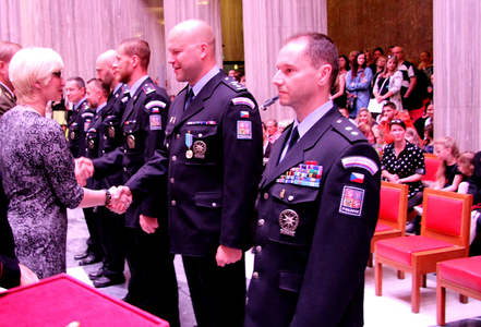 Ministryně obrany gratuluje příslušníků Policie ČR