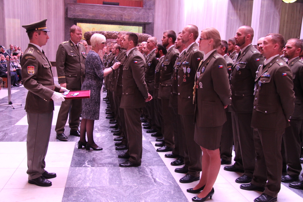 Společně s ministryni Šlechtovou vojákům gratulovali také generálové Bečvář, Verner a Kříž
