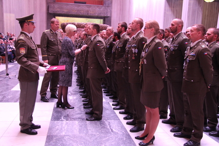 Společně s ministryni Šlechtovou vojákům gratulovali také generálové Bečvář, Verner a Kříž