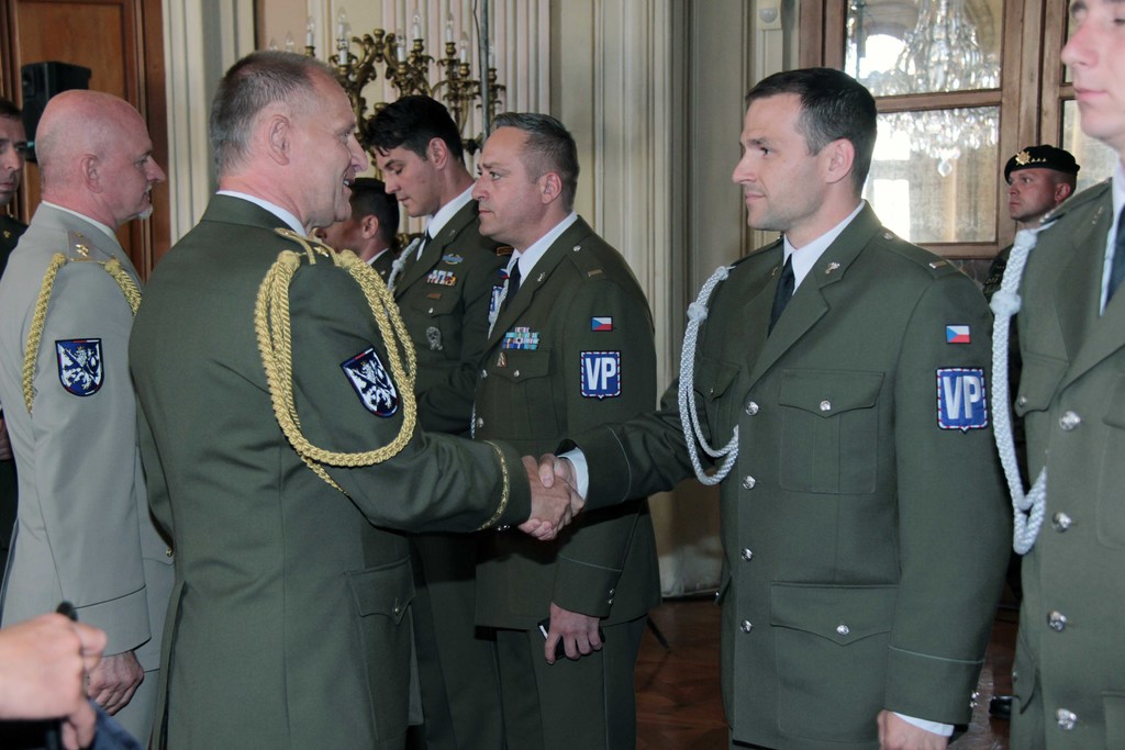 Služební průkazy novým vojenským policistům předal zástupce náčelníka Vojenské policie brigádní generál Pavel Chovančík