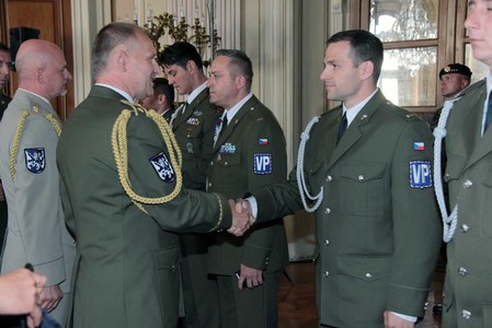 Služební průkazy novým vojenským policistům předal zástupce náčelníka Vojenské policie brigádní generál Pavel Chovančík