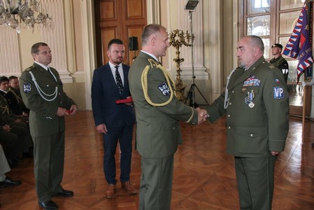 Praporčík Martin Gross převzal Zlatý kříž Vojenské policie