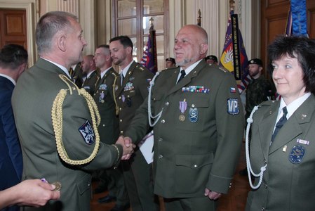 Za dlouhodobé příkladné plnění služebních povinností převzal ocenění nadpraporčík Petr Velecký