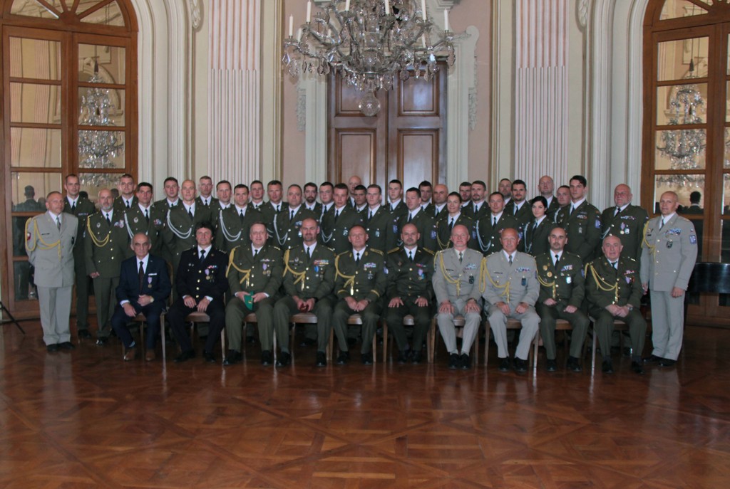 Společná fotografie - noví vojenští policisté a pozvaní hosté