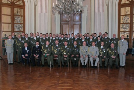 Společná fotografie - noví vojenští policisté a pozvaní hosté