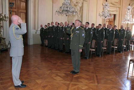 Třicet dva nových vojenských policistů převzalo na zámku ve Slavkově služební průkazy